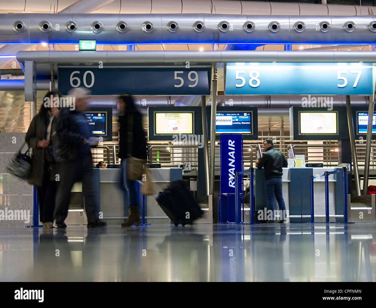 Ryanair banco di check-in presso Sa Carneiro aeroporto a Porto, Portogallo  Foto stock - Alamy