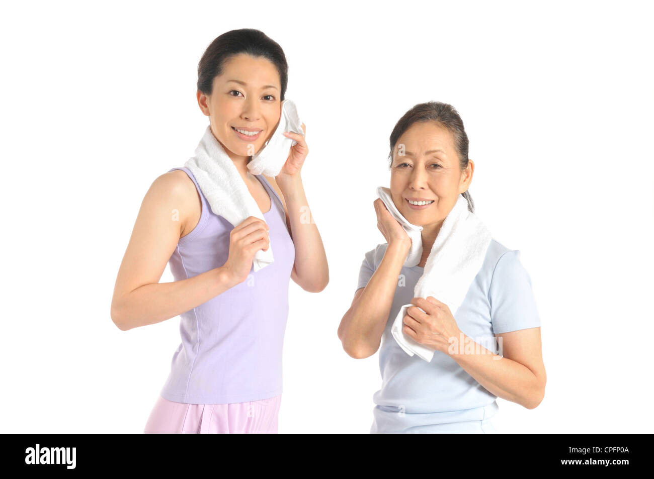 Senior donna e metà donna adulta tergi sudore da asciugamano Foto Stock