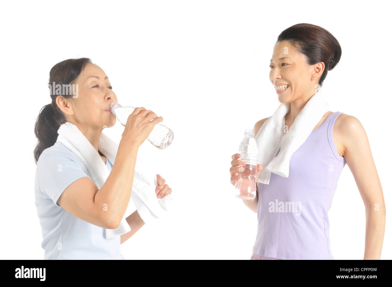 Senior donna e metà donna adulta tenendo la bottiglia di PET di acqua Foto Stock