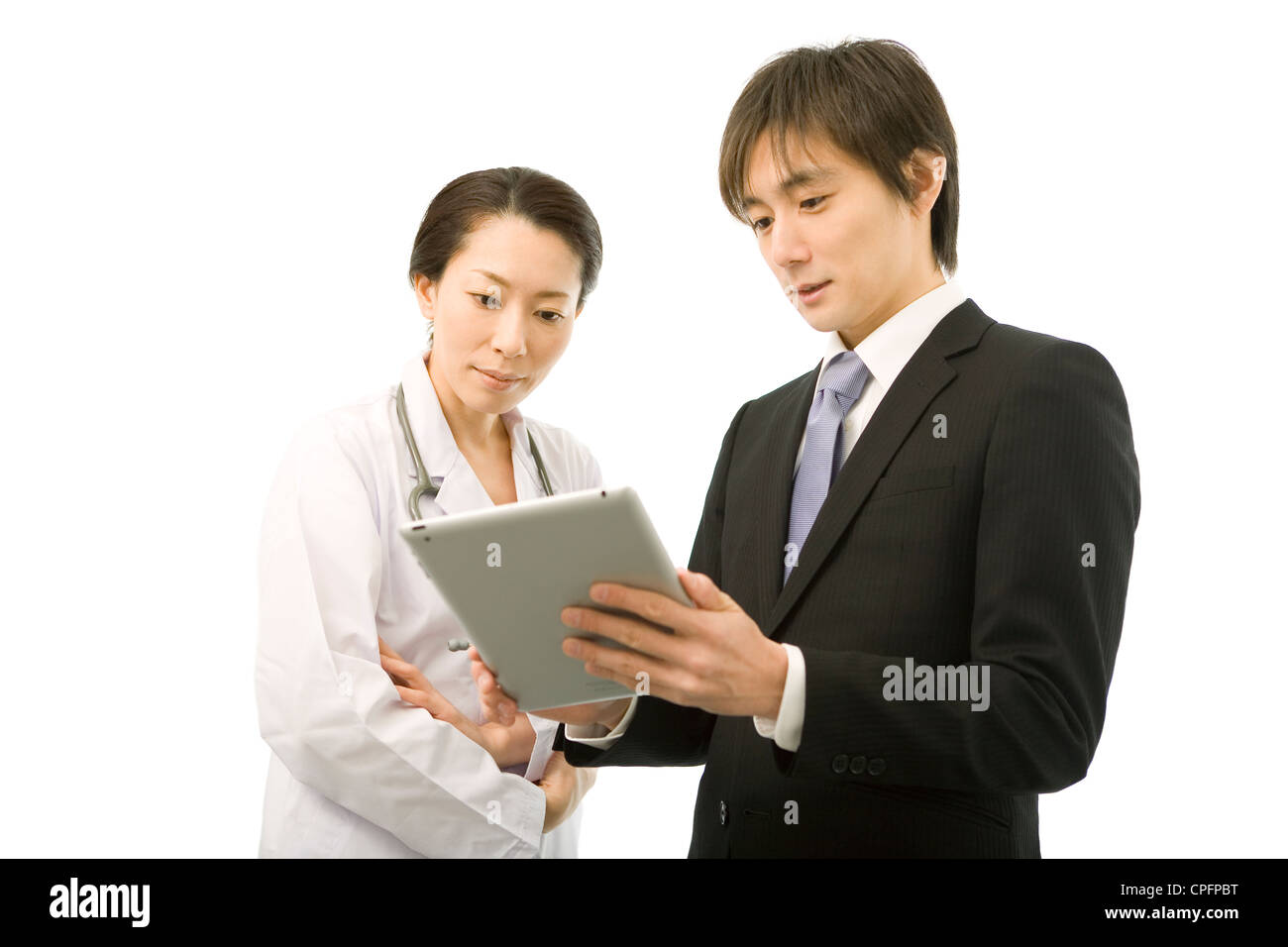 Le vendite farmaceutiche rappresentative che mostra computer tablet per medico donna Foto Stock