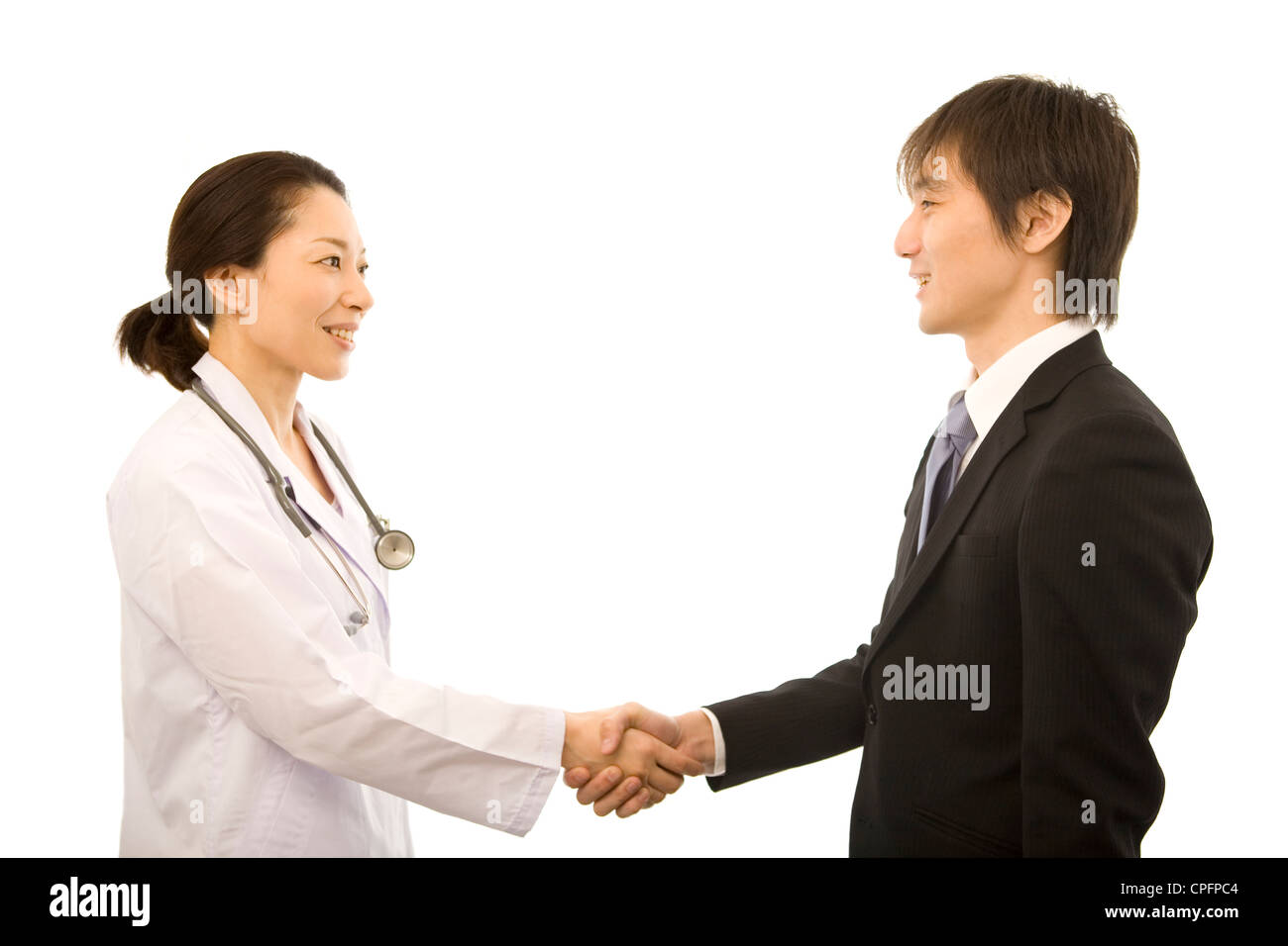 Donne medico e farmaceutico rappresentante vendite stringono le mani Foto Stock