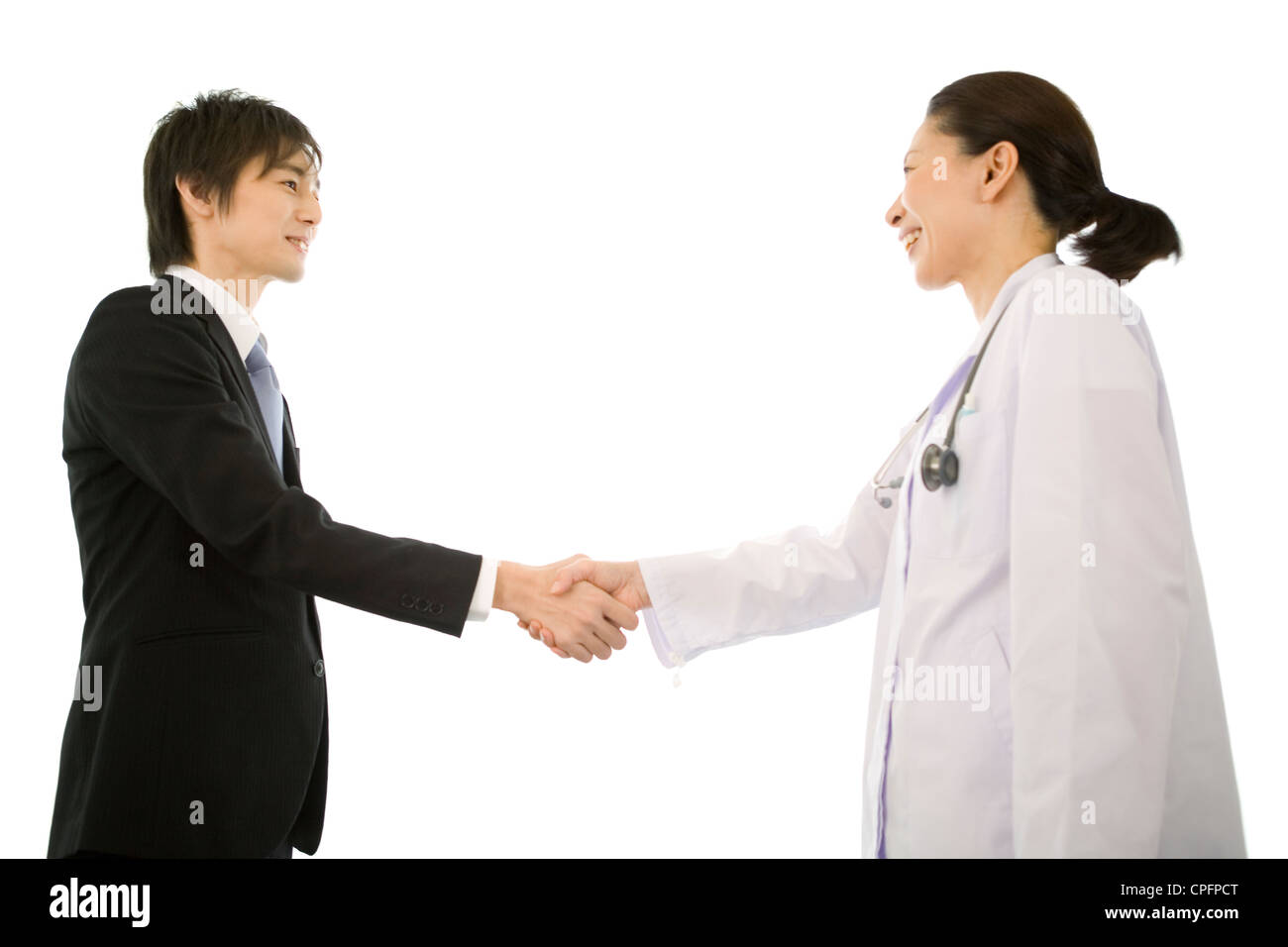 Donne medico e farmaceutico rappresentante vendite stringono le mani Foto Stock