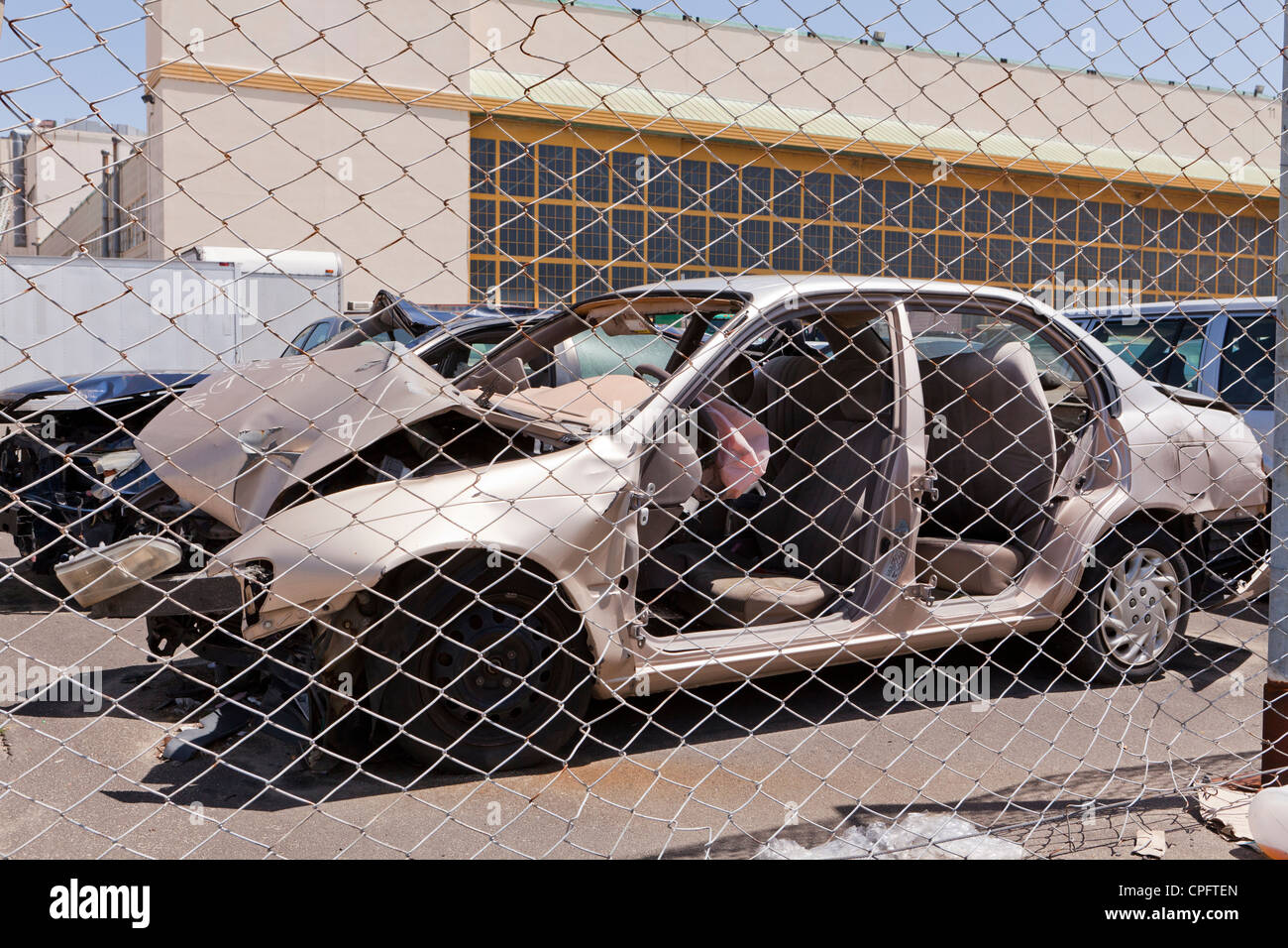 Una vettura si è schiantato in junkyard Foto Stock