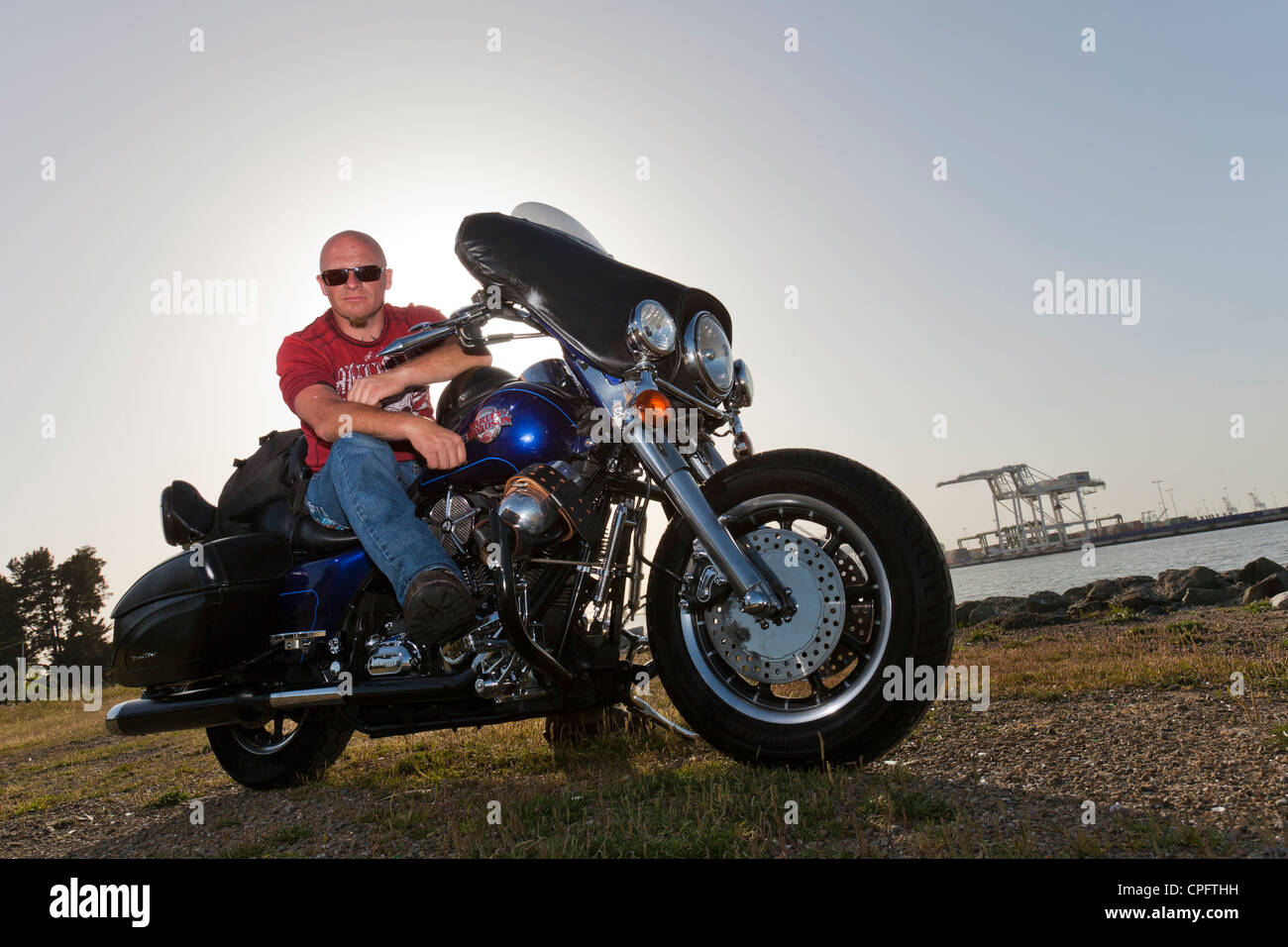 Una Harley Davidson motociclista seduto sulla sua moto Foto Stock