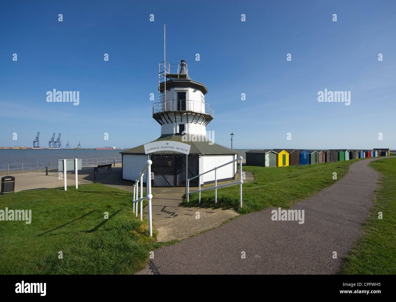 Il vecchio faro basso sul lungomare di Harwich ospita un Museo Marittimo Foto Stock