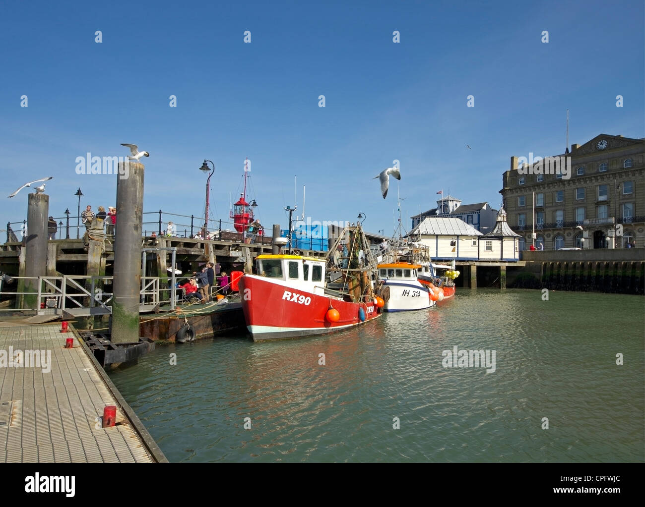 Un paio di barche da pesca nel bacino protetta dal molo Halfpenny sul lungomare di Harwich Foto Stock