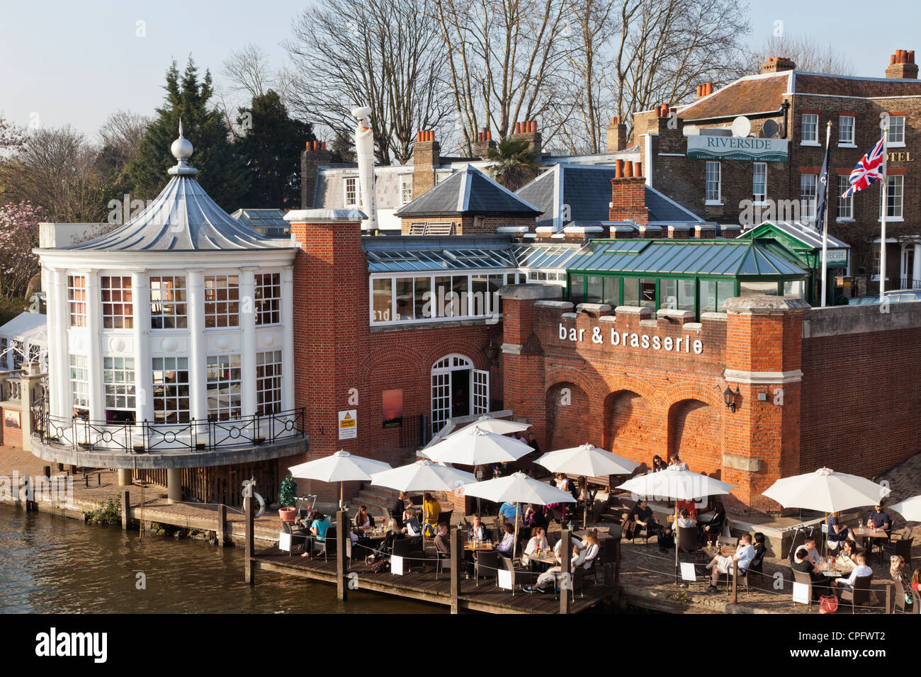 Inghilterra, Londra, Surrey, il fiume Tamigi e Waterfront Bar nei pressi di Hampton Court Palace Foto Stock