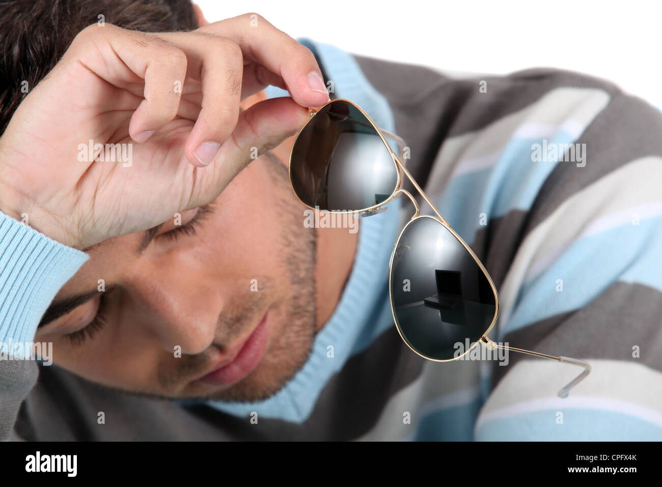 Stanco Uomo con occhiali da sole Foto Stock