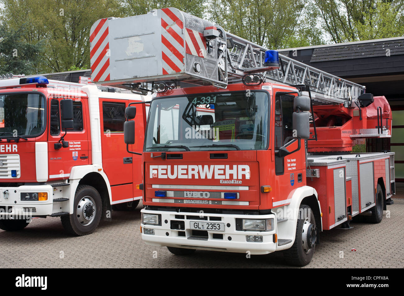 La scaletta della piattaforma girevole al di fuori la stazione dei vigili del fuoco in Germania Foto Stock