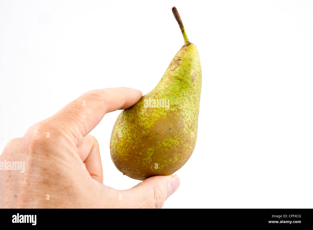 Tenendo una pera in mano Foto Stock