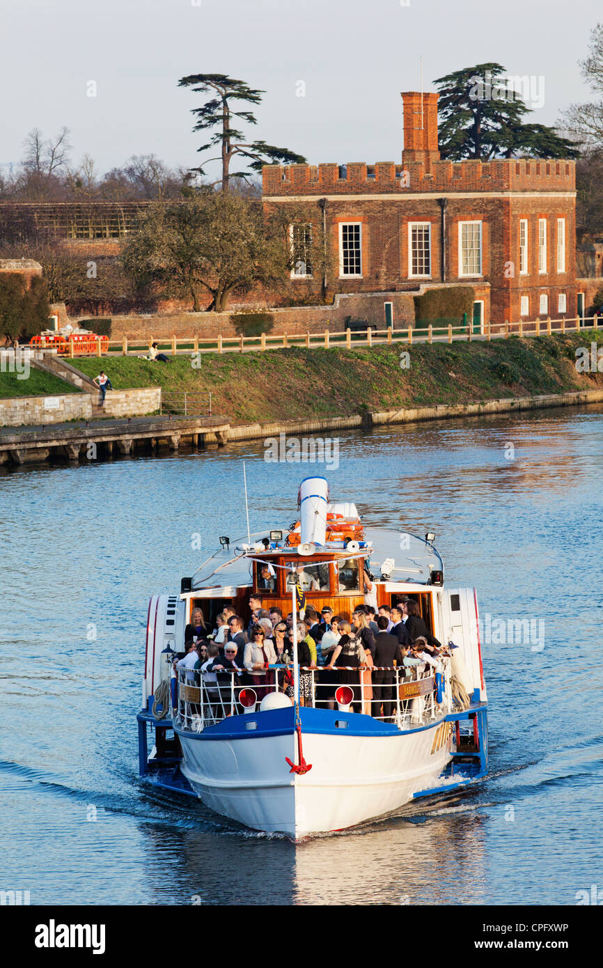Inghilterra, Londra, Surrey, tour in barca sul fiume Tamigi vicino a Kingston Upon Thames Foto Stock