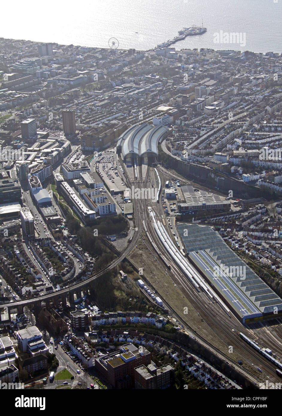 Vista aerea della stazione ferroviaria di Brighton e Pier Foto Stock