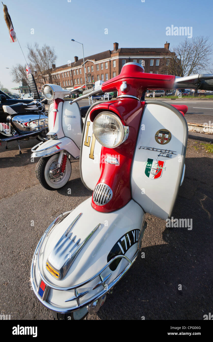 Inghilterra, Londra, Vintage la Vespa e la Lambretta Foto Stock