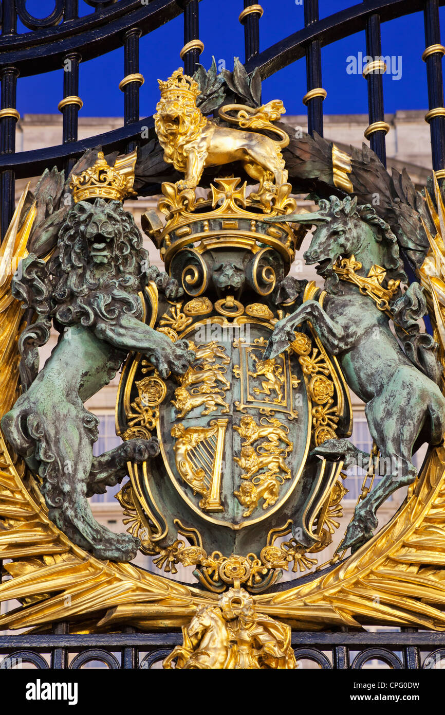 Inghilterra, Londra, Buckingham Palace e Royal Stemma sul cancello principale Foto Stock