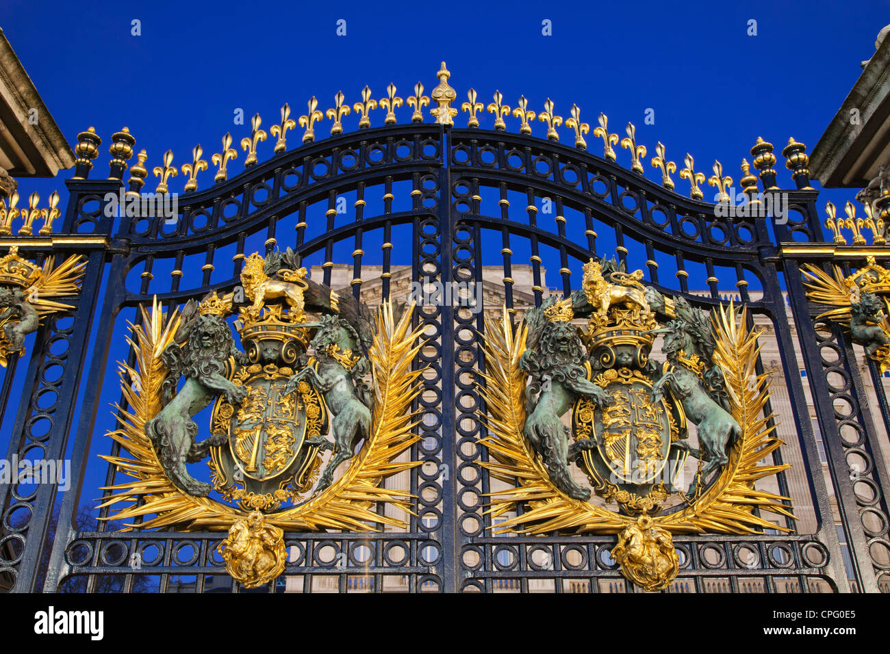 Inghilterra, Londra, Buckingham Palace e Royal Stemma sul cancello principale Foto Stock