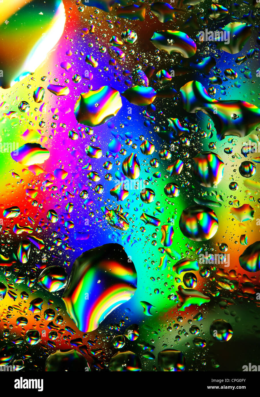 Acqua colorata scende, iridato sfondo astratto Foto Stock