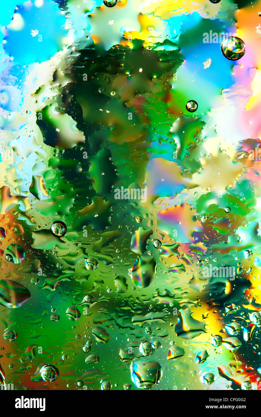 Acqua colorata scende, iridato sfondo astratto Foto Stock