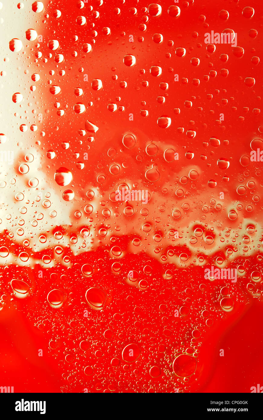 Gocce d'acqua, rosso sfondo astratto Foto Stock
