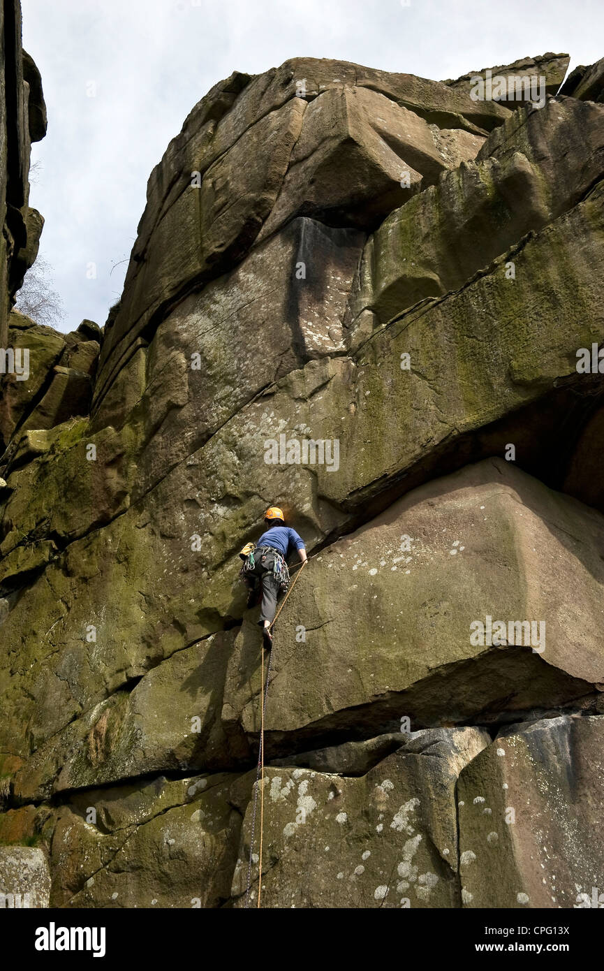 Rocciatore sul crack a Cratcliffe rocce del Peak District, Derbyshire, Regno Unito Foto Stock