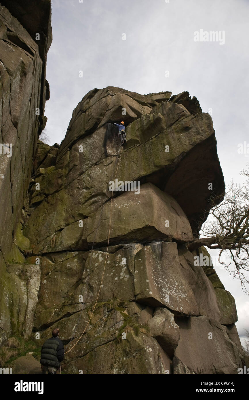 Rocciatore sul crack a Cratcliffe rocce del Peak District, Derbyshire, Regno Unito Foto Stock