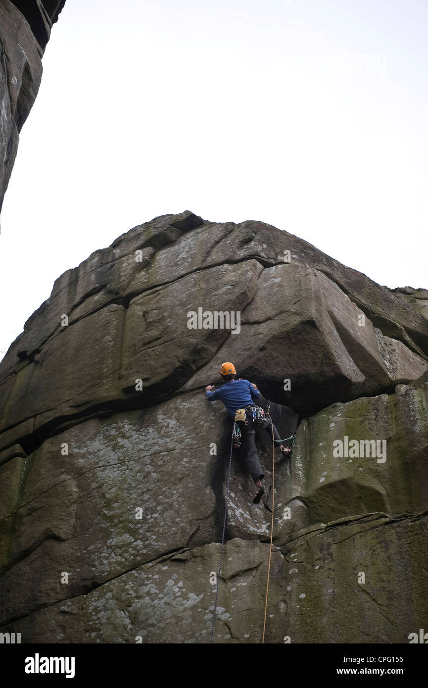 Rocciatore sul crack a Cratcliffe rocce del Peak District, Derbyshire, Regno Unito Foto Stock