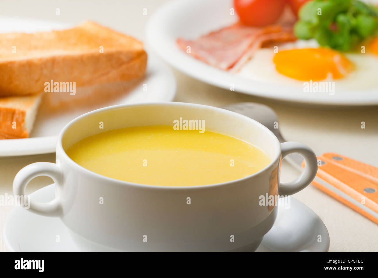 Tazza di zuppa a colazione Foto Stock