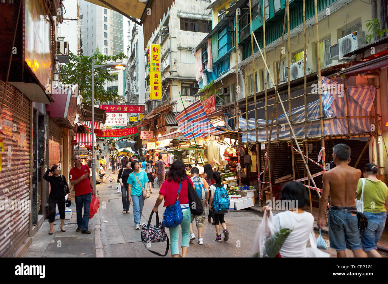 La gente a piedi a un esterno di mercato umido nel centro di Hong Kong, Cina. Settembre 2011. Foto Stock