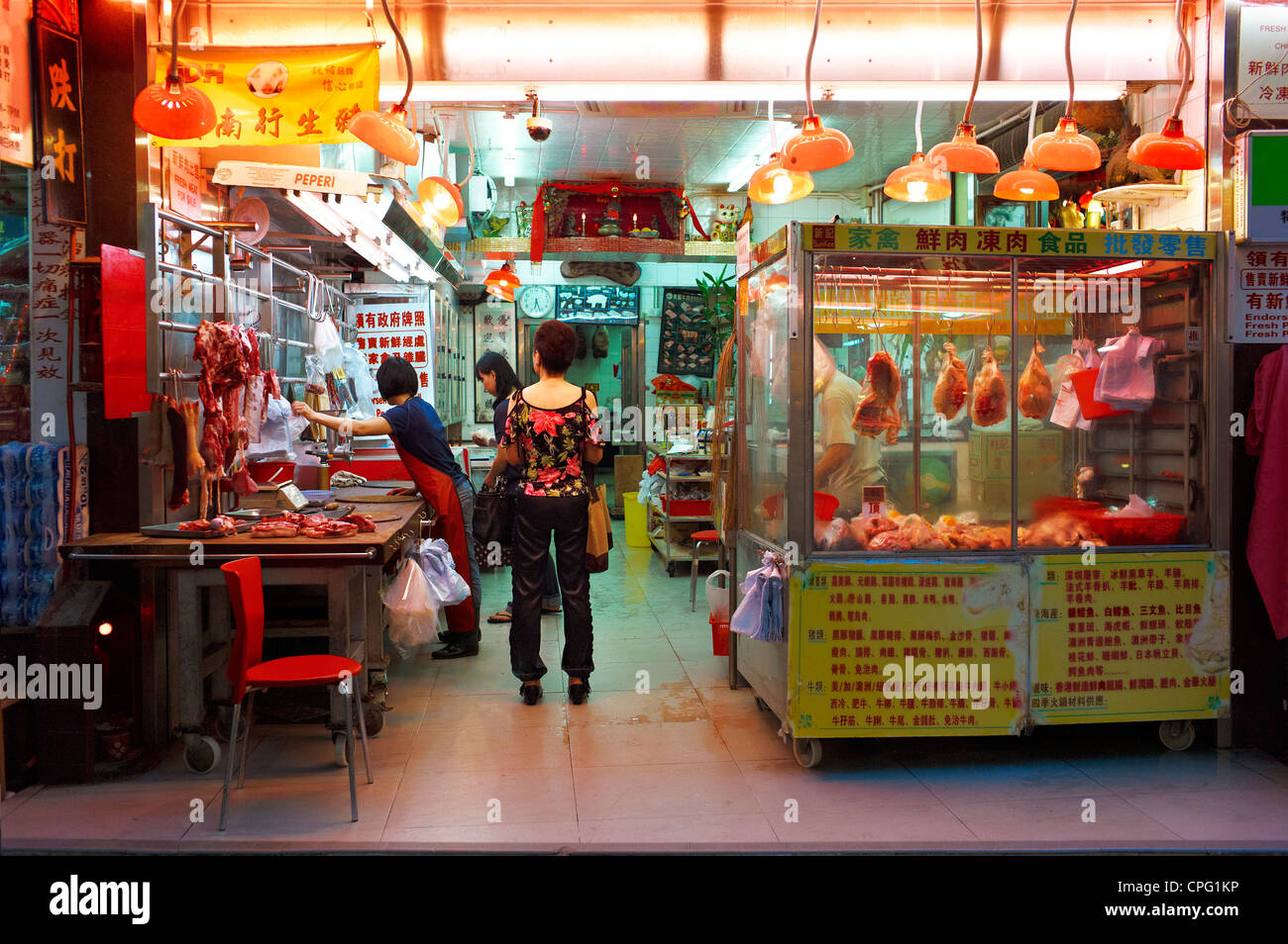 I venditori ambulanti in un esterno di mercato umido nel centro di Hong Kong, Cina. Settembre 2011. Foto Stock