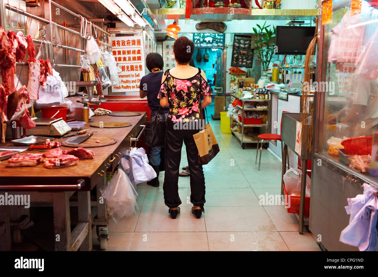 I venditori ambulanti in un esterno di mercato umido nel centro di Hong Kong, Cina. Settembre 2011. Foto Stock