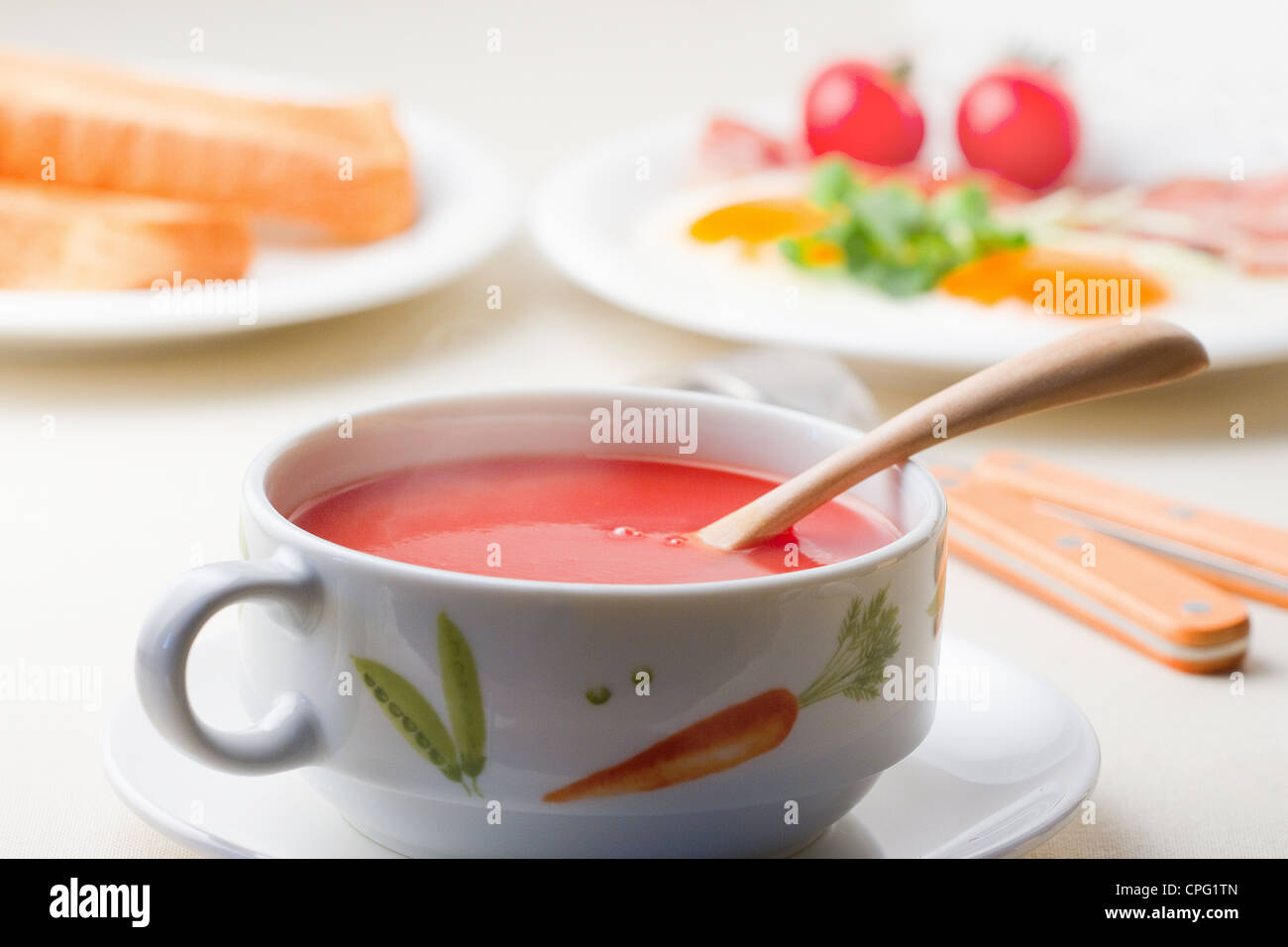Una tazza di zuppa di pomodoro con piattino Foto Stock