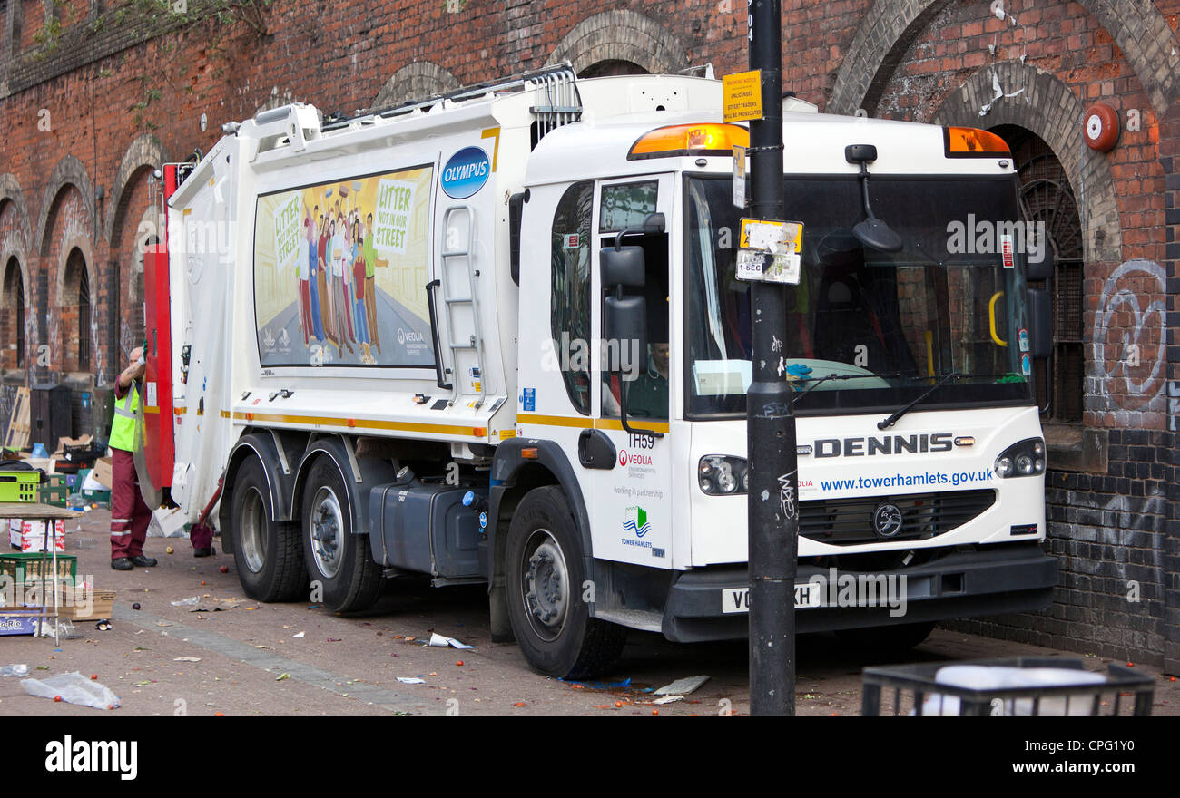 Camion della spazzatura, Shoreditch, London, England, Regno Unito Foto Stock