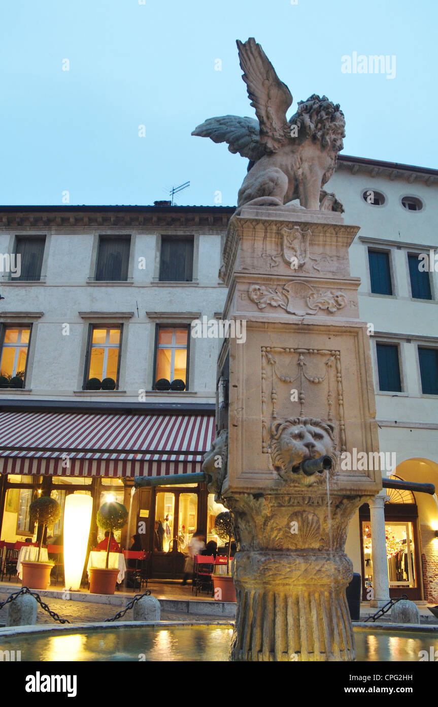 L'Italia, Veneto, Asolo, Fontana, statua di un leone alato Foto Stock