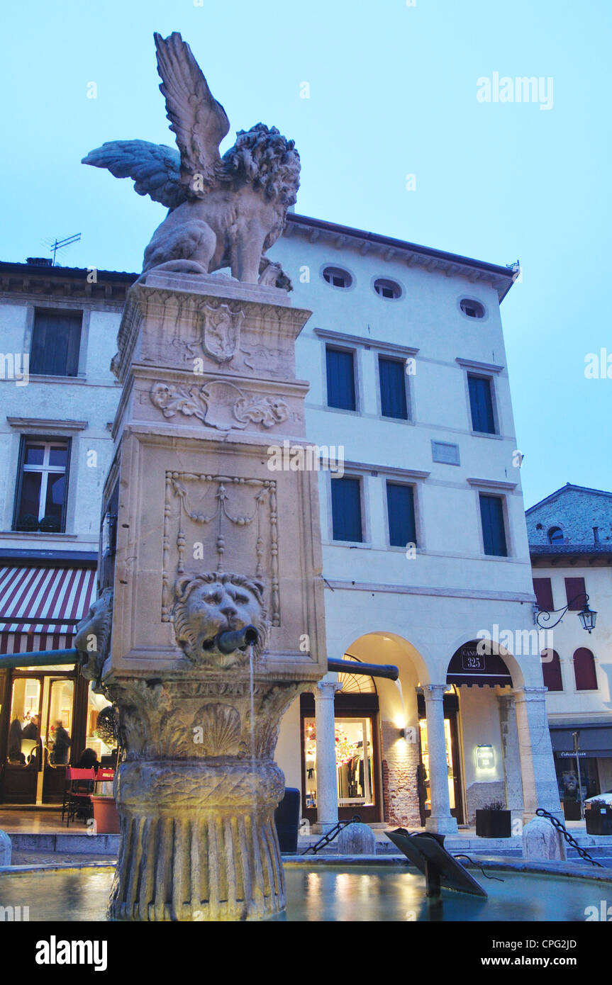 L'Italia, Veneto, Asolo, statua di un leone alato Foto Stock