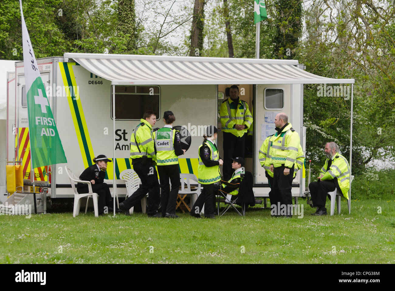 Un gruppo di St John Ambulance gli uomini e le donne sedute al di fuori di una prima stazione di aiuto. Foto Stock