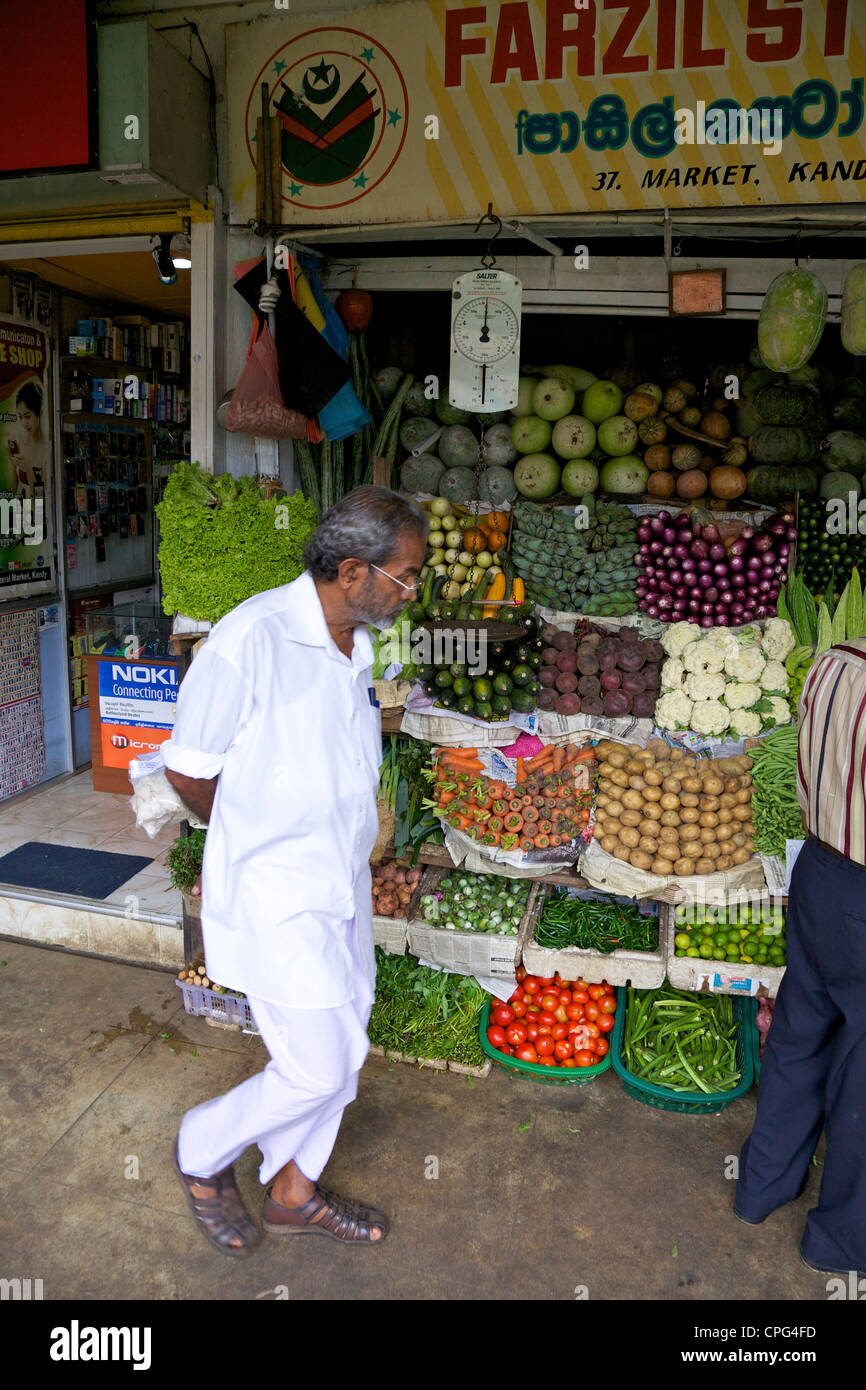 Fresche e vegetali stallo a Kandy Mercato, Sri Lanka, Asia Foto Stock