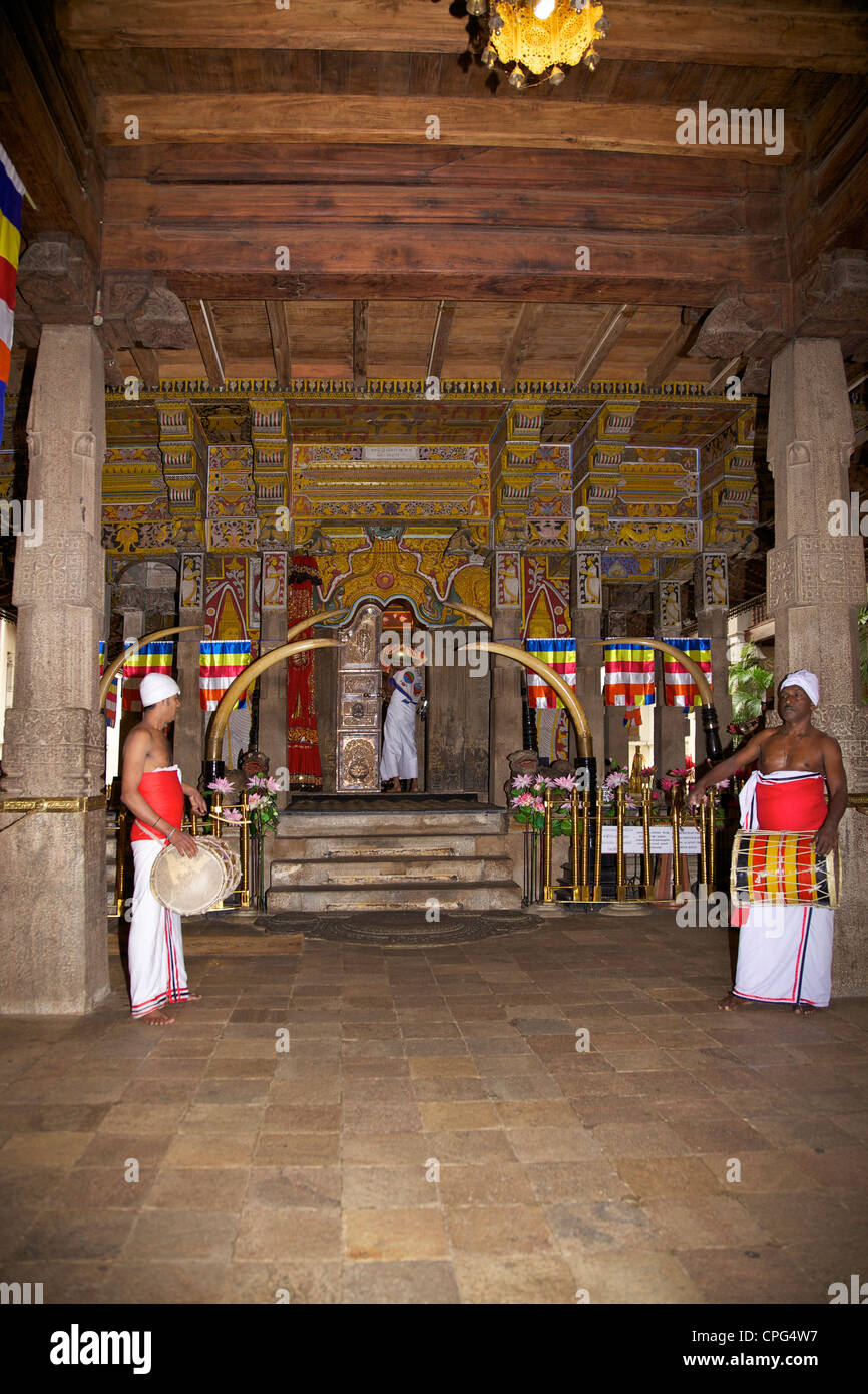 I percussionisti all'interno del dente Santuario, il Tempio della Reliquia del Dente o Sri Dalada Maligawa, Kandy, Sri Lanka Foto Stock
