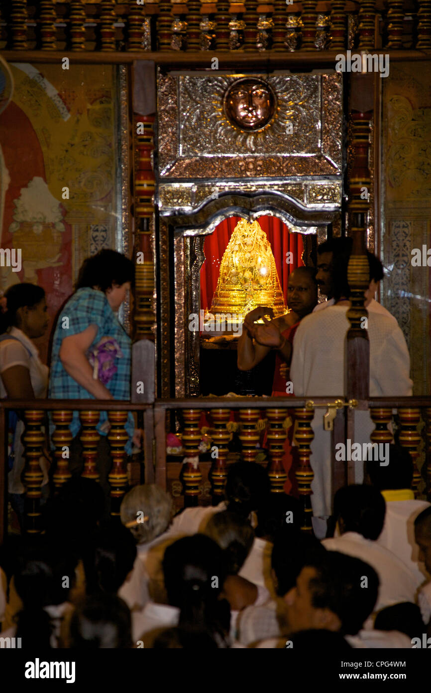 Golden Casket contenente la reliquia del dente, tempio del Dente o Sri Dalada Maligawa, Kandy, Sri Lanka Foto Stock