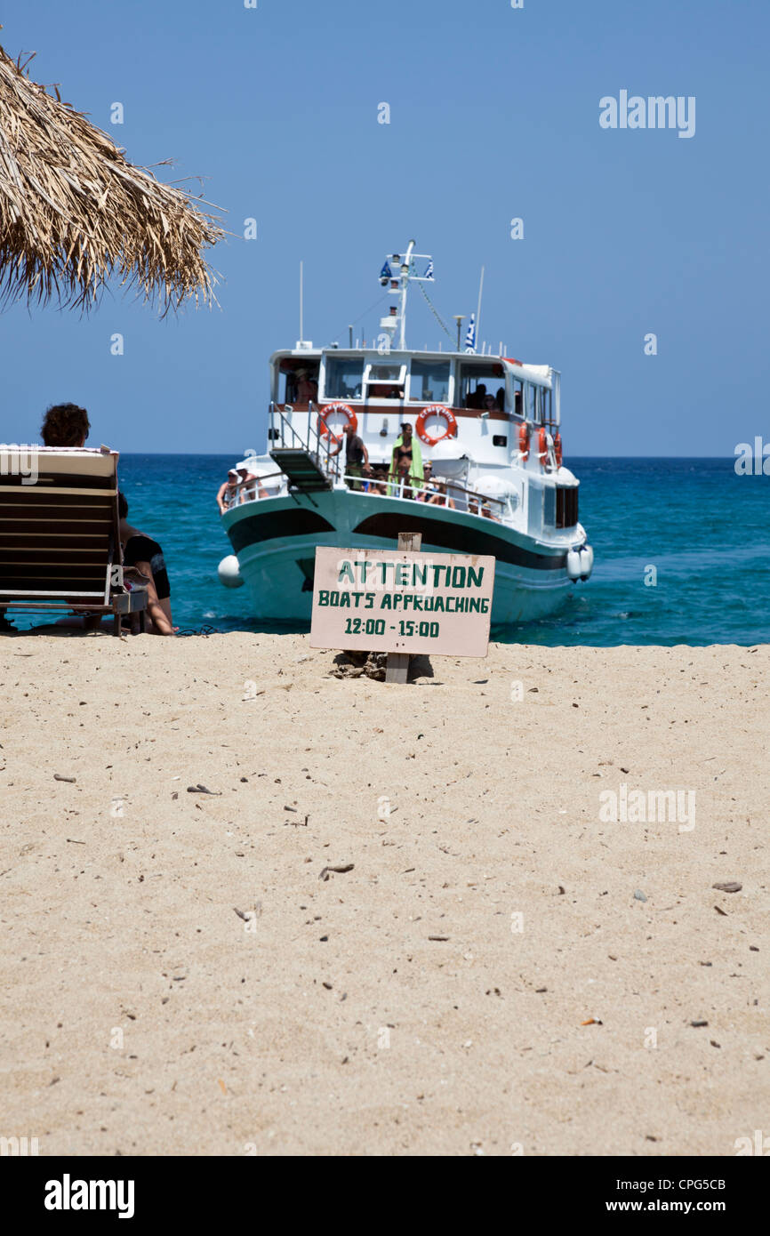 Imbarcazione da diporto offre ai turisti di Aselinos beach sull'isola di Skiathos Foto Stock