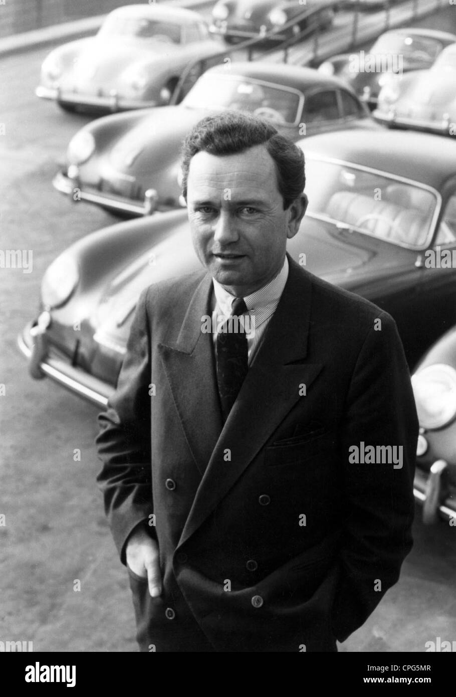 Porsche, Ferdinand 'Ferry', 19.9.1909 - 27.3.1998, uomo d'affari austriaco (progettista di automobili), mezza lunghezza, 1960s, Foto Stock