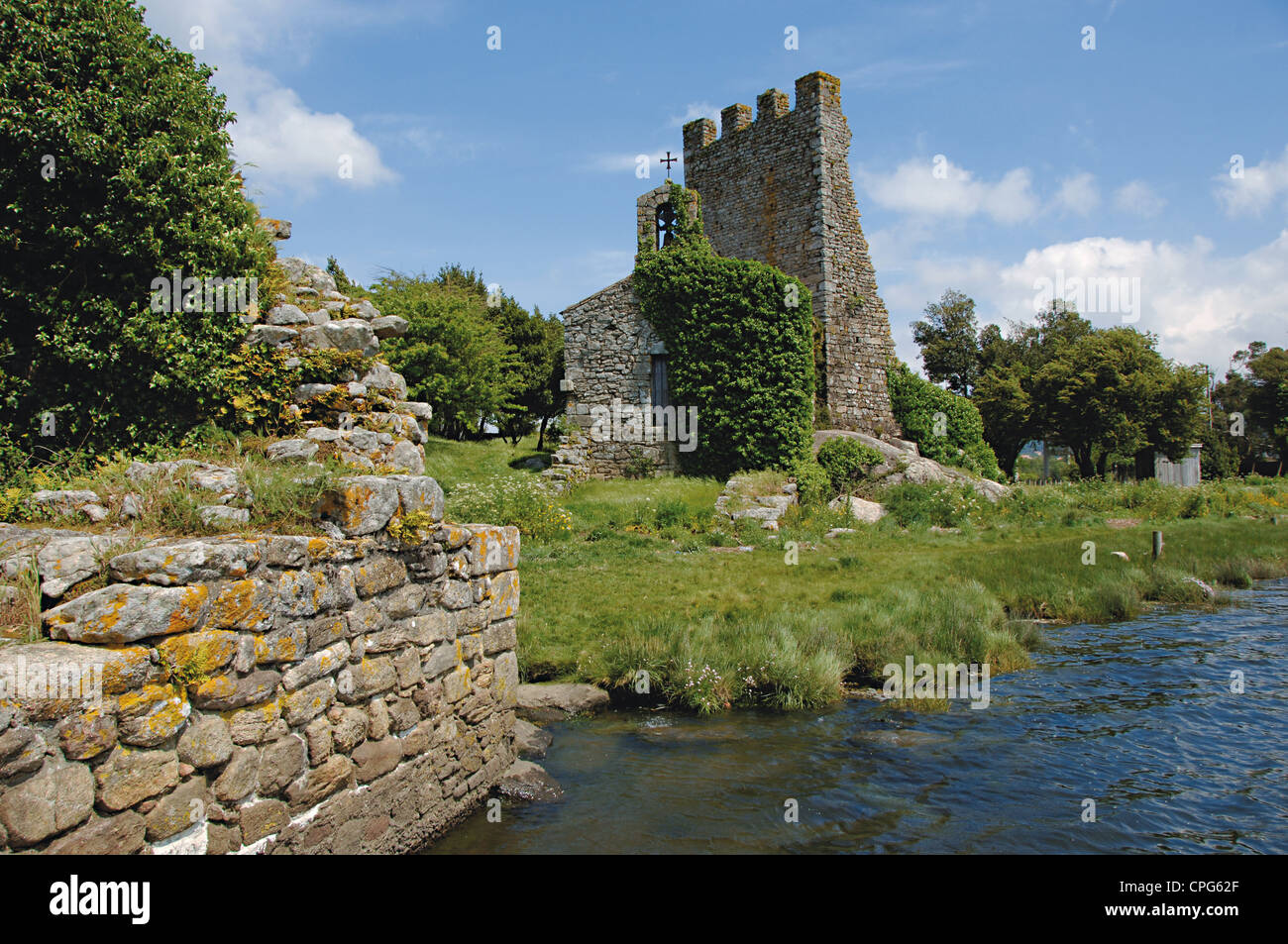 Spagna. La Galizia. Catoira. Torres do Oeste, castello costruito nel IX secolo da Alfonso III di Leon il grande come una fortezza di difesa. Foto Stock