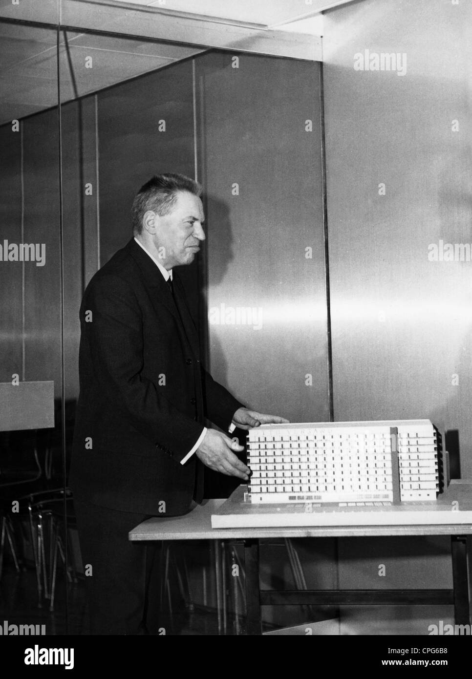 Otto, Werner, 13.8.1909 - 21.12.2011, uomo d'affari tedesco (ordine otto mail), a metà lunghezza, con modello casa, circa 1970, Foto Stock