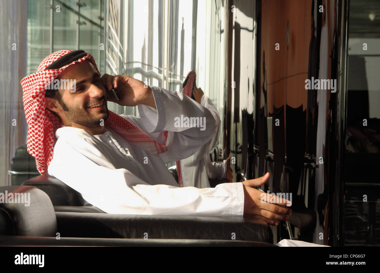 Uomo arabo occupato sul telefono. Foto Stock