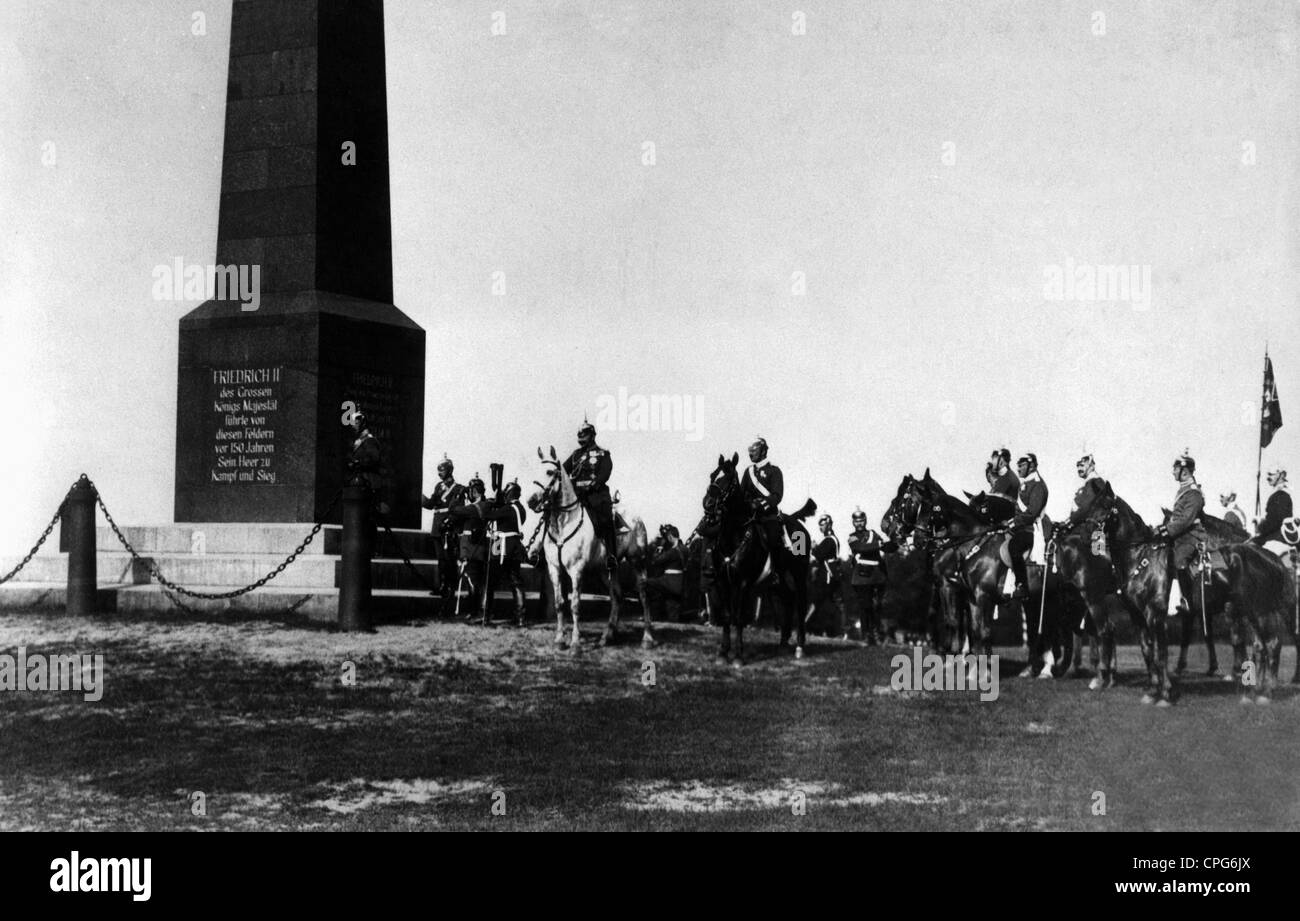Guglielmo II, 27.1.1859 - 4.6.1941, imperatore tedesco 1888 - 1918, scena, accanto ad un monumento di Federico II il Grande di Prussia durante una manovra, circa 1910, Foto Stock