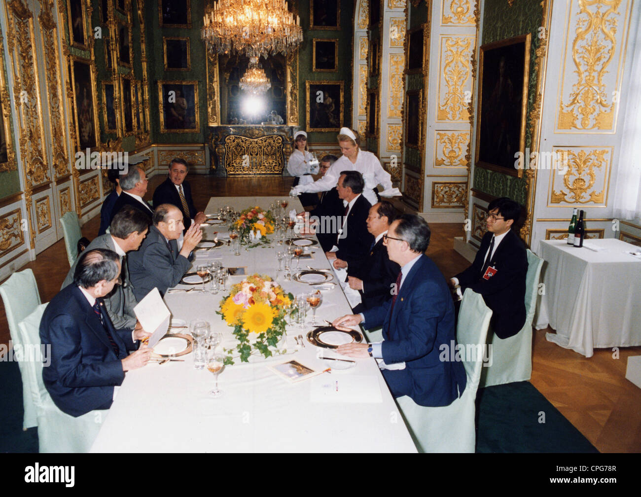 Politica, conferenze, vertice del G7, Monaco di Baviera, 6.7.- 9.7.1992, banchetto dei capi di Stato nella residenza di Monaco, Italia, primo ministro Giulio Amato, Francia, presidente Francois Mitterrand, Germania, Cancelliere federale Helmut Kohl, Canada, primo ministro Brian Mulroney, Gran Bretagna, primo ministro John Major, USA, Presidente George Herbert Bush, Giappone, Primo Ministro Kiichi Miyazawa, Unione europea, Jacques Delors, tavolo, conferenza, economia mondiale, incontro, G-7, Germania, Giappone, anni '90, XX secolo, storico, storico, NON, persone, diritti aggiuntivi-clearences-non disponibile Foto Stock