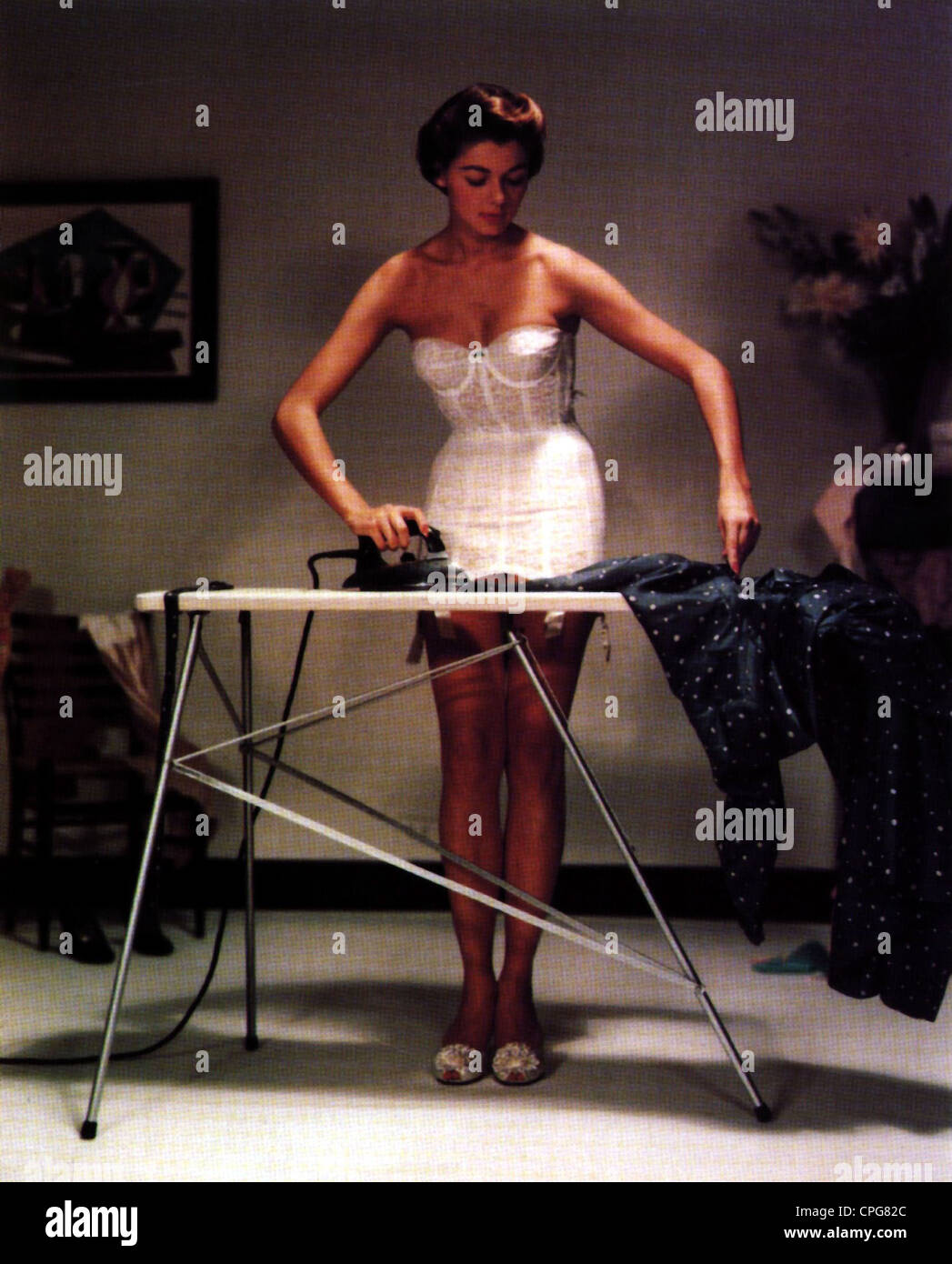 Famiglia, stirare, casalinga sta stirare il suo vestito in intimo, anni  '50, , Additional-Rights-Clearences-Not Available Foto stock - Alamy
