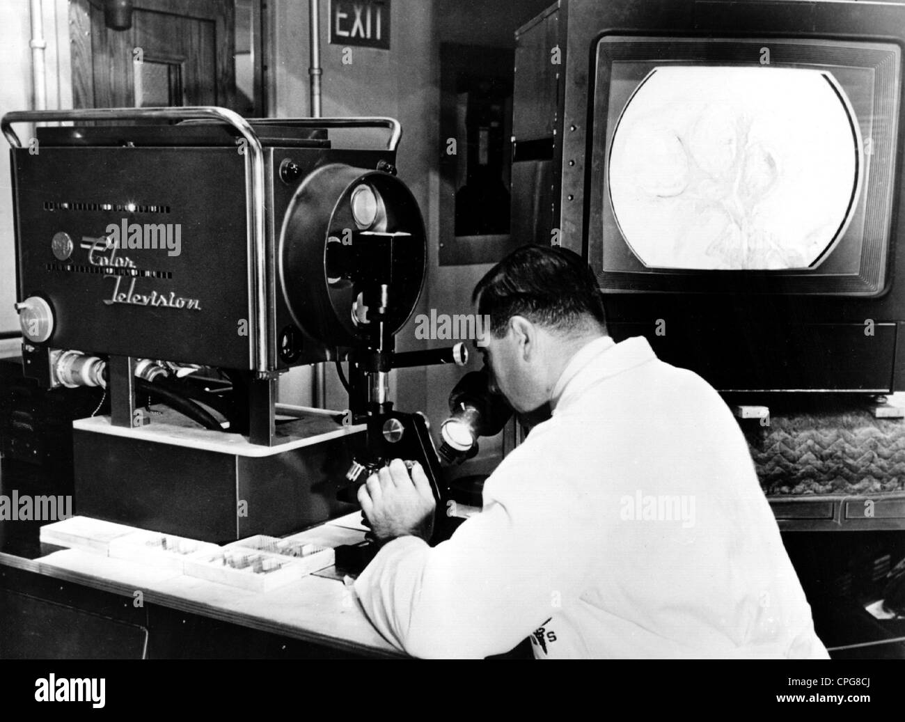Trasmissione, televisione, trasmissione di un'immagine microscopica a telecamera e monitor, 1950, , diritti aggiuntivi-clearences-non disponibile Foto Stock