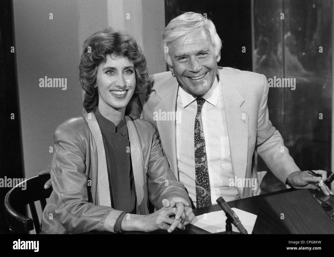 Fuchsberger, Joachim, 11.3.1927 - 11.9.2014, attore tedesco, presentatore e mezza lunghezza, con valutazione: Beatrice Richter, talk show 'Heut Abend', 13.9.1983, a terze parti Permissions-Neccessary Foto Stock
