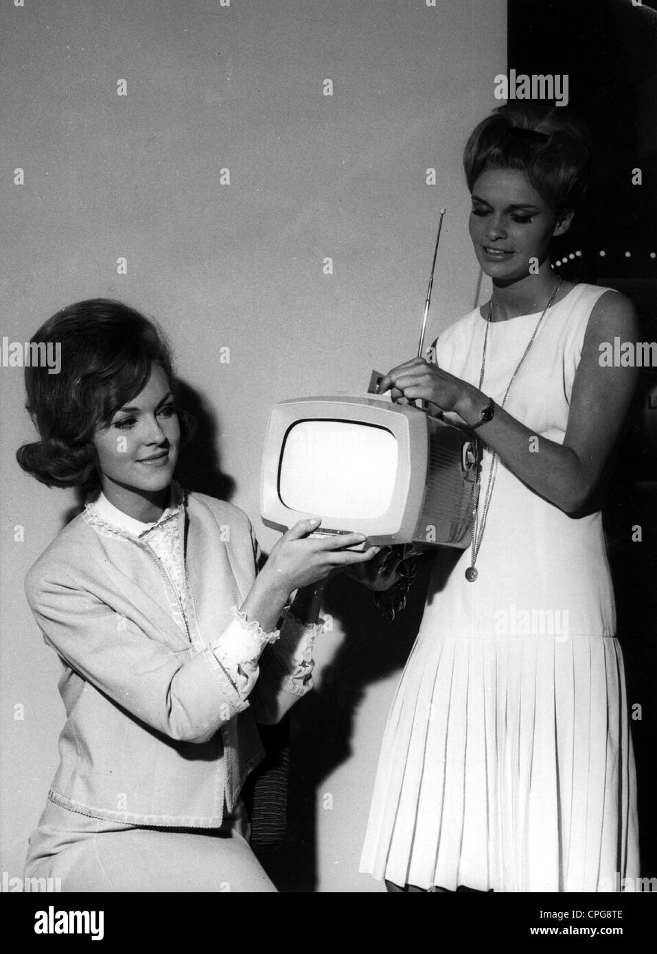 Broadcast, televisione, televisione portatile, due donne presentano il dispositivo, 1962, Additional-Rights-Clearences-Not Available Foto Stock