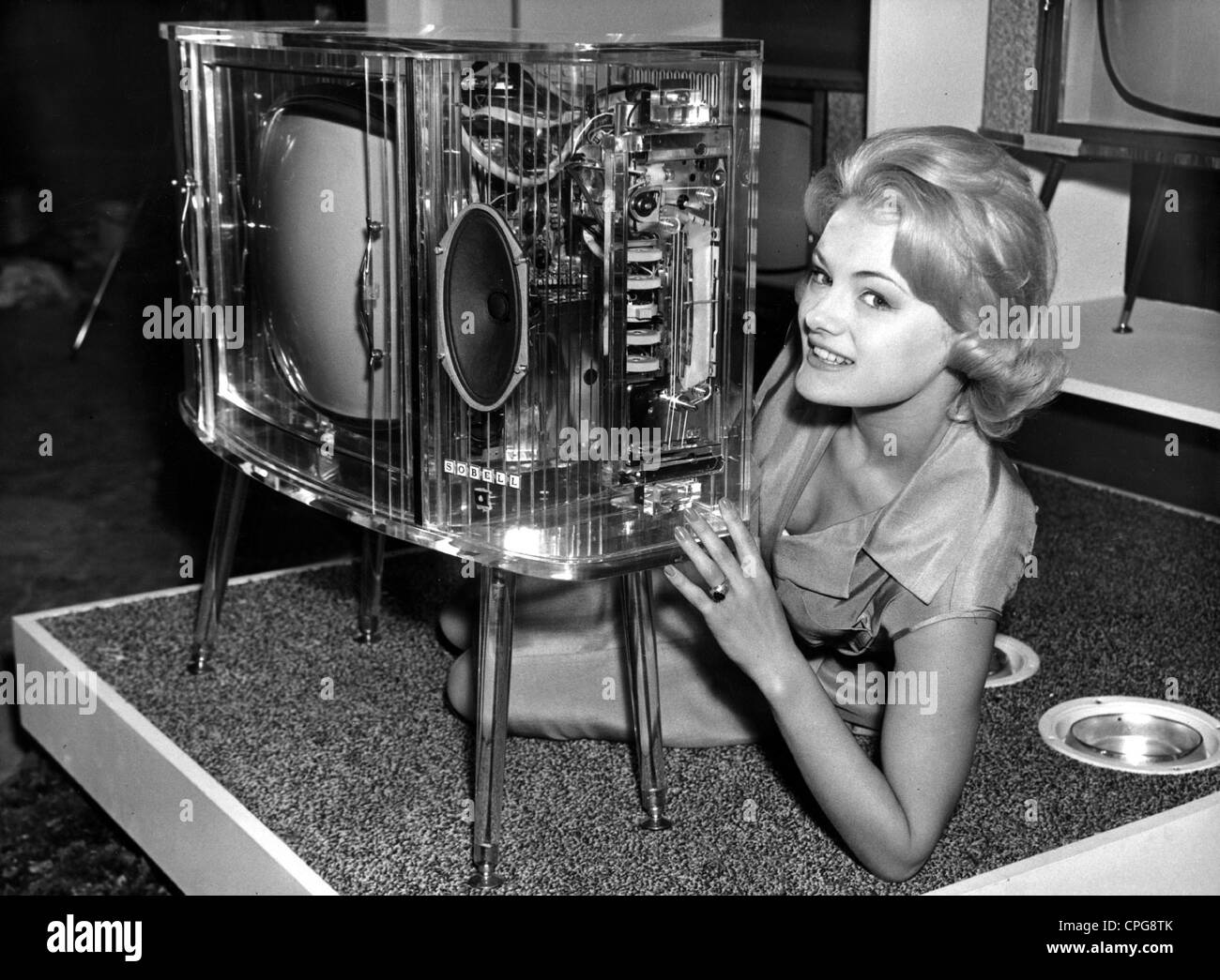 Broadcast, televisione, TV con telaio trasparente, donna che presenta il dispositivo, 1960, diritti aggiuntivi-clearences-non disponibile Foto Stock