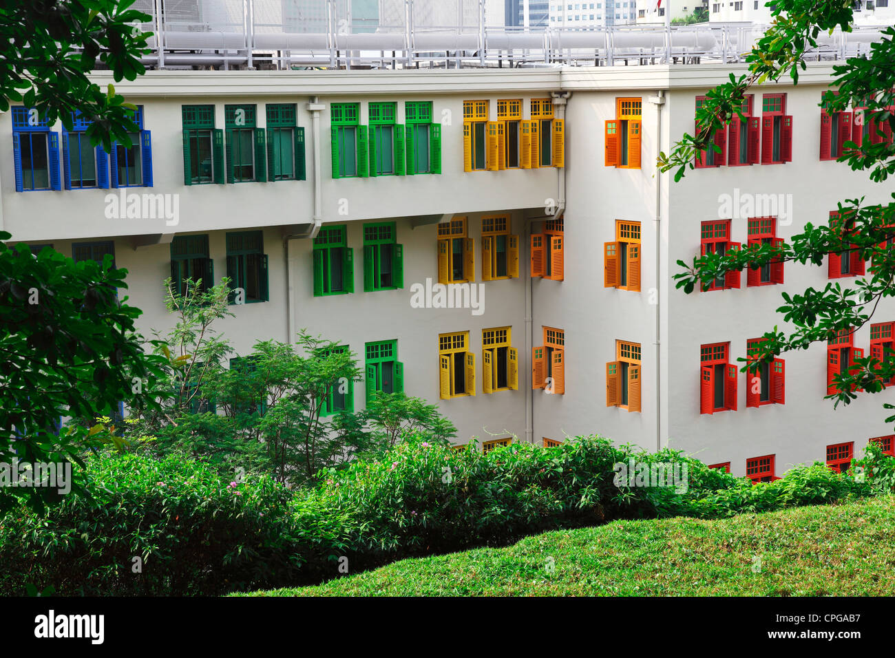 Finestre colorate sulla costruzione di Singapore Foto Stock
